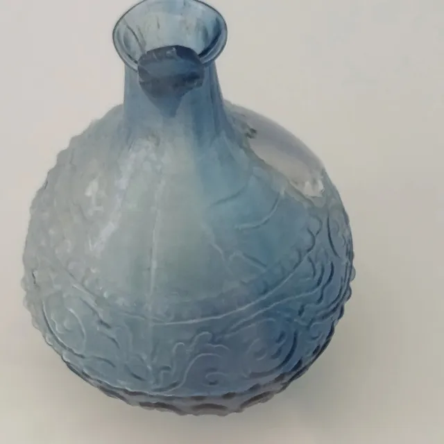Bauchige Phiole aus hellblauem Glas